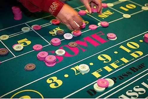 Layar taruhan Three Card Poker dengan pilihan opsi